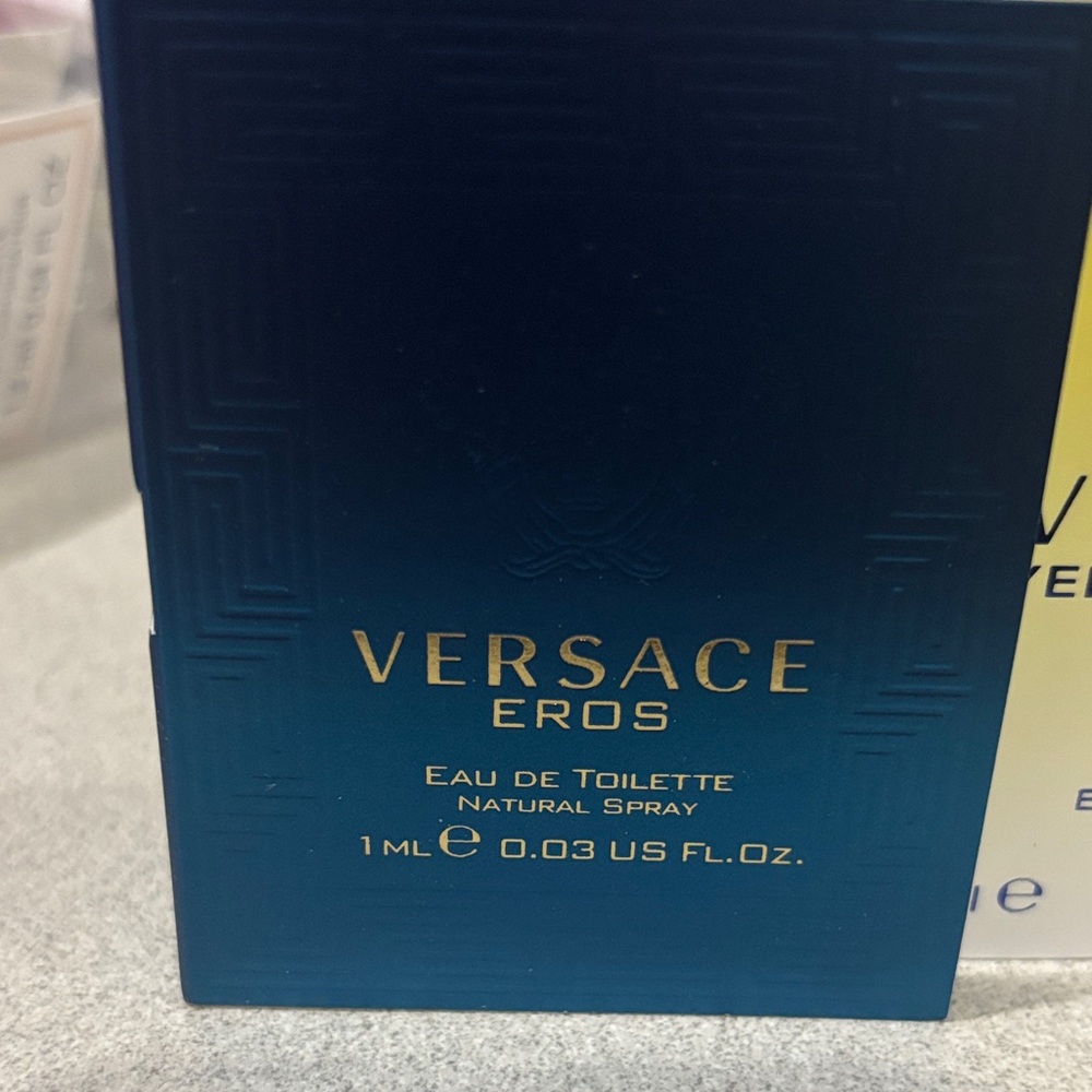 Versace assorted sample discovery set - Picture 3 of 3